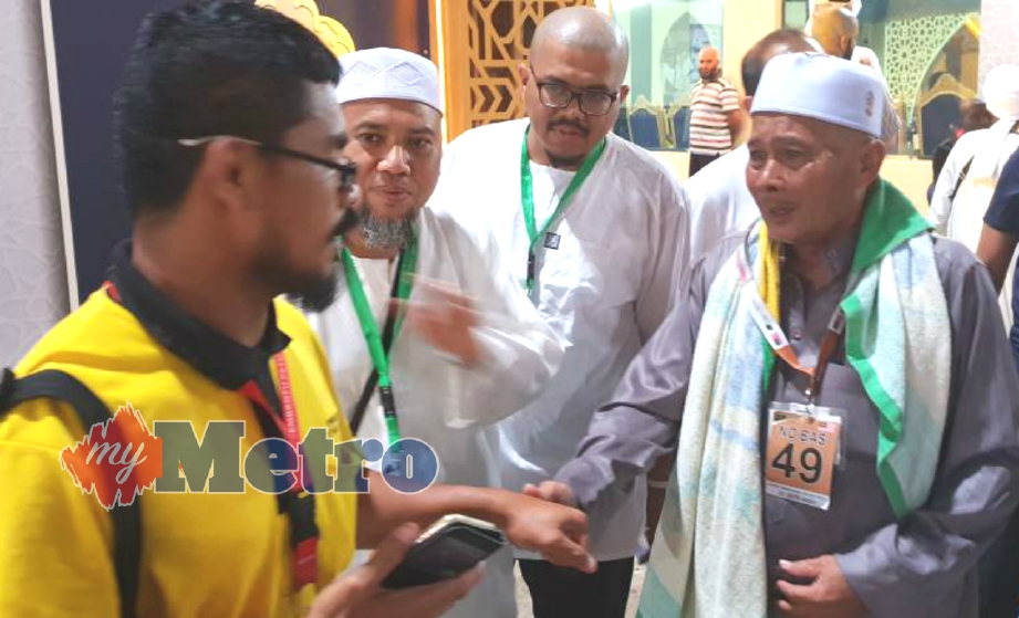 SAHARI diserahkan kepada wakil petugas Tabung Haji (T-Shirt Kuning). FOTO Datuk Ahmad Zaini Kamaruzzaman