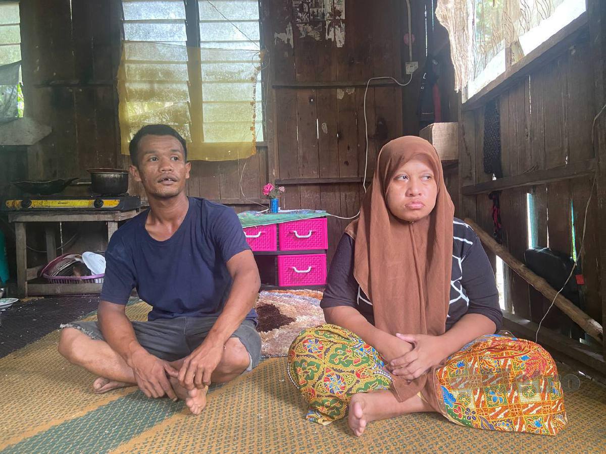 Ramli bersama kakaknya yang masing-masing orang kurang upaya (OKU) lembam tinggal dalam keadaan serba kekurangan dan tidak selesa di rumah uzur yang didiami mereka sejak lebih 10 tahun lalu ketika ditemui di Kampung Sedek, Sungai Durian. FOTO HAZIRA AHMAD ZAIDI