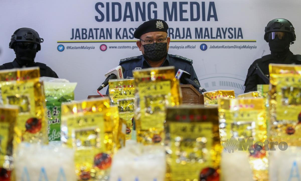 Ketua Pengarah Kastam Malaysia, Datuk Seri Abdul Latif Abdul Kadir ketika sidang akhbar rampasan dadah jenis Methamphetamine dengan anggaran RM6,624,000 di Kompleks Kargo Udara KLIA. FOTO AZRUL EDHAM MOHD AMINUDDIN
