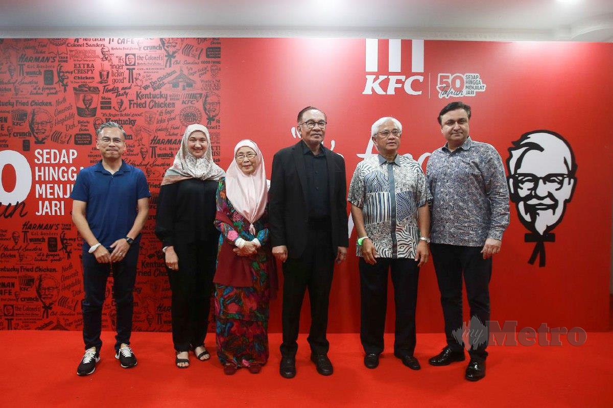 Perdana Menteri, Datuk Seri Anwar Ibrahim (tengah) dan isteri Datuk Seri Dr Wan Azizah bersama Menteri Komunikasi dan Digital, Fahmi Fadzil (kiri) hadir pada Kepci Music Fest di Stadium Malawati Shah Alam. FOTO GENES GULITAH