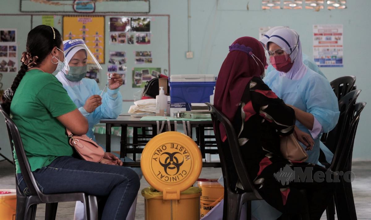 Sebahagian Orang Asli yang tercicir pada program vaksinasi hadir menerima semula temu janji vaksin di Pusat Pemberian Vaksin bergerak anjuran PKD Sepang di Kampung Orang Asli Sungai Melut. FOTO HAZREEN MOHAMAD