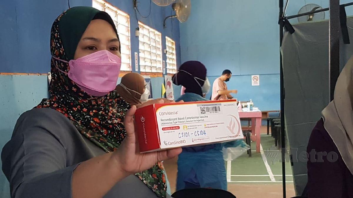 SN Senaini Sabang, menunjukkan vaksin jenis Cansino yang diberikan kepada penduduk di PPV Dewan Sri Tamang, Pulau Sebatik. FOTO Abdul Rahemang Taiming