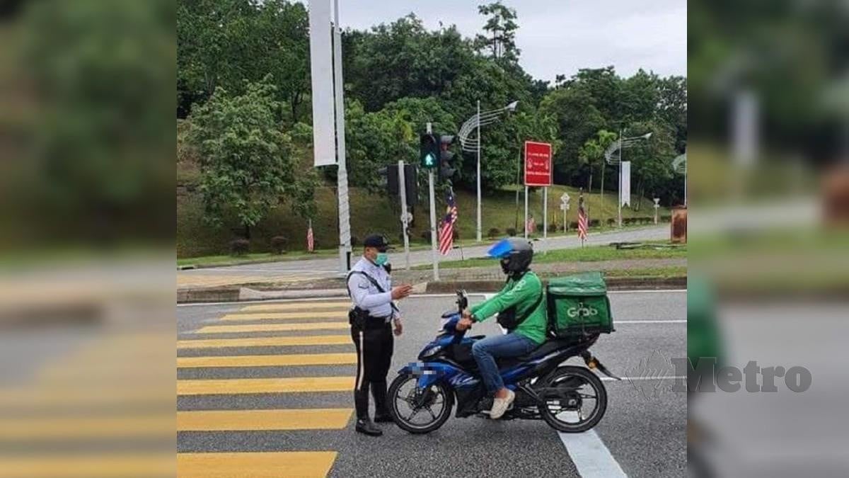 Polis mengeluarkan 28 saman kepada  pengguna yang melanggar pelbagai kesalahan dalam Op Zebra Crossing di pusat kerajaan ini. FOTO Ihsan IPD Putrajaya