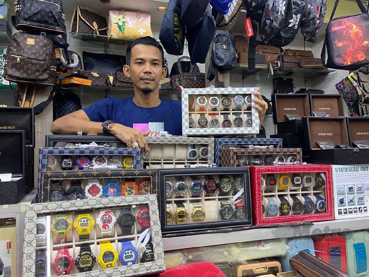 Muhammad Hairul Azhar Tajudin menunjukkan jam tangan yang dijual di kedainya dan mendapat permintaan tinggi daripada pelanggan. FOTO HAZIRA AHMAD ZAIDI