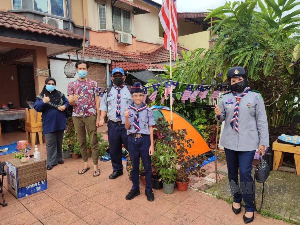 Sebahagian daripada 120 orang pengakap kanak-kanak menyertai Perkhemahan V-Camping bertemakan kemerdekaan menunjukkan aktiviti yang dilakukan di kediaman masing-masing. FOTO SK SAUJANA UTAMA