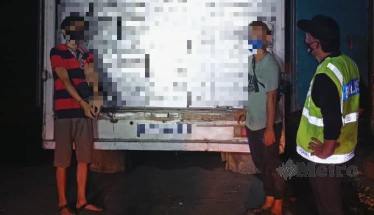 Dua suspek bersama lori muatan minuman keras seludup yang dirampas pasukan PGA Sabah. FOTO Ihsan PGA
