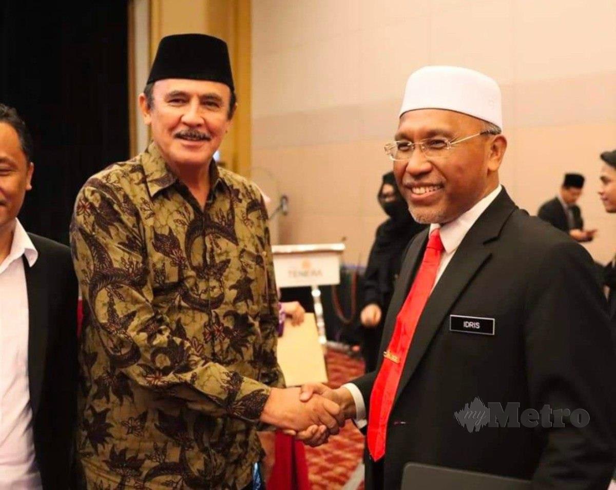 Idris (kanan)  bersalaman dengan penerbit filem,Datuk Yusof Haslam ketika  mengadakan pertemuan  dengan pemain industri hiburan di pejabatnya hari ini. FOTO Ihsan Jakim.
