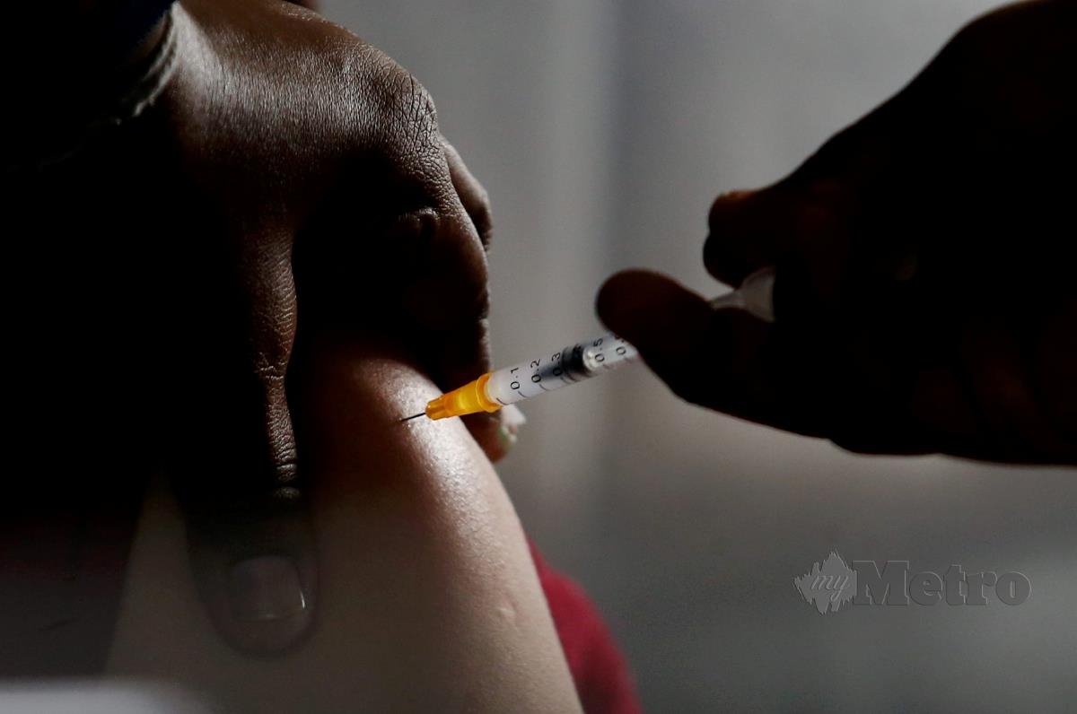 Vaksinator memberi suntikan vaksin Covid-19. FOTO Danial Saad