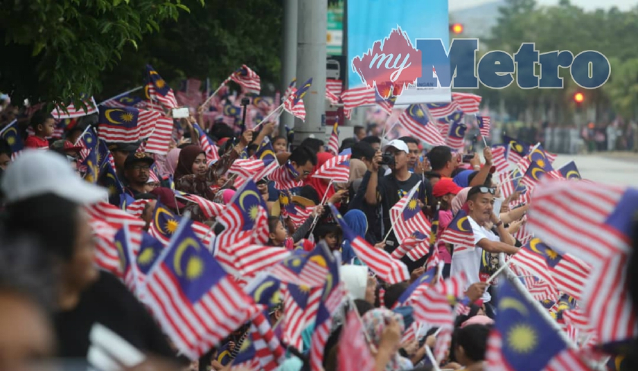 ORANG ramai berhimpun di Dataran Putrajaya sempena sambutan Hari Kemerdekaan, hari ini.  FOTO Mohd Fadli Hamzah