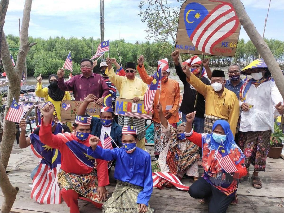  Nelayan Kuala Kangkong meraikan hari kebangsaan dengan cukup bermakna pada tahun ini dengan mengambil peluang menyertai Program Bot Berhias yang dianjurkan penduduk setempat sempena Hari Kemerdekaan ke-64 hari ini. FOTO IZZALI ISMAIL