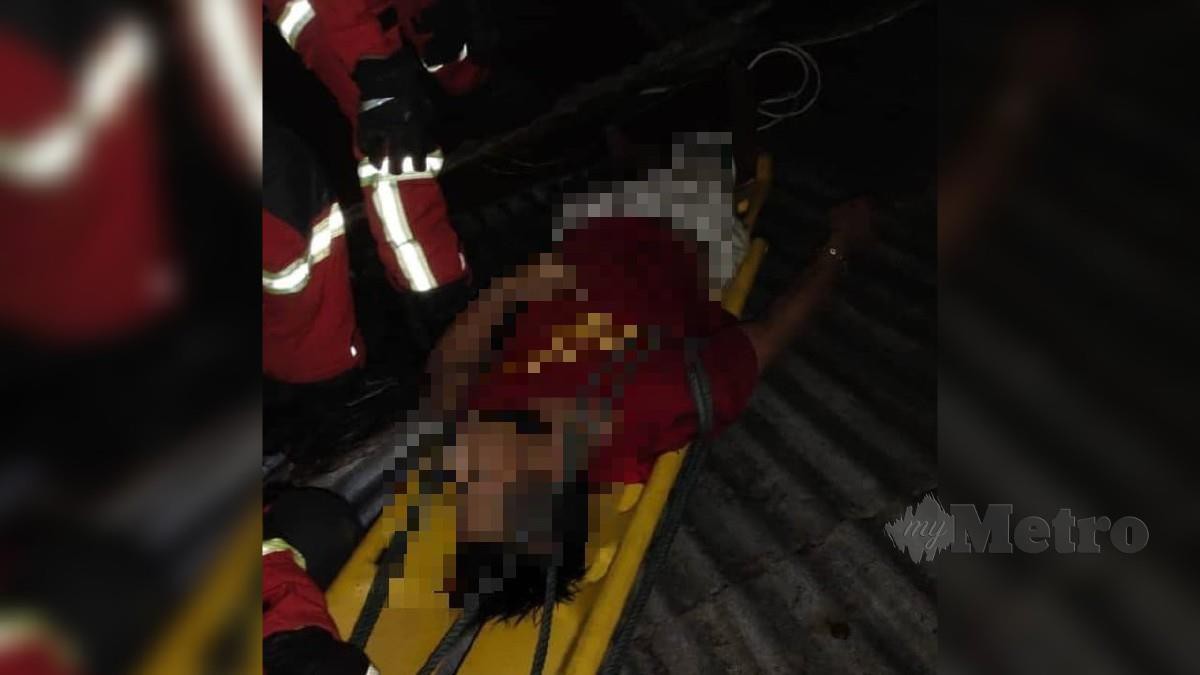 Pemuda ditemui maut terkena renjatan elektrik kabel utama di bumbung sebuah rumah di Kampung Hilir, Sibu, malam tadi.  FOTO IHSAN JBPM