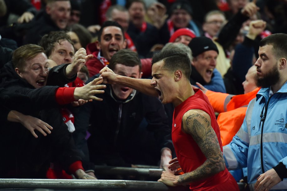 COUTINHO (dua dari kanan) cemerlang bersama Liverpool. FOTO/AFP