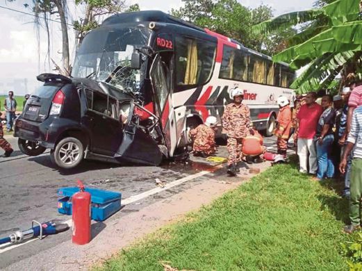 KEADAAN Perodua Myvi dipandu Lee (gambar) setelah berlanggar dengan sebuah bas di Batu 9 Jalan Alor Setar Kangar.