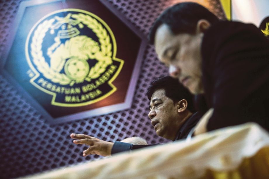  AFANDI    (kiri) dan Setiausaha Agung FAM, Datuk Hamidin Mohd Amin ketika  sidang media    di Wisma FAM. 