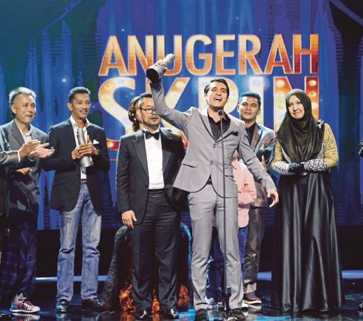 ASYRAF Muslim bersama barisan tenaga kreatif drama Matahari Terbit Lagi yang memenangi Drama Terbaik Anugerah Skrin 2014 di PWTC, malam tadi.