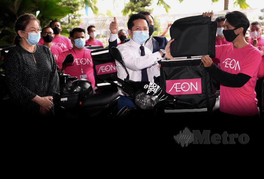 ARTHUR (tengah) bersama peserta selepas merasmikan Majlis Penyerahan Motosikal kepada AEON Rider di AEON Mall, kelmarin. Hadir sama, Pengerusi Yayasan AEON Malaysia, Datin Yasmin Merican (kiri).