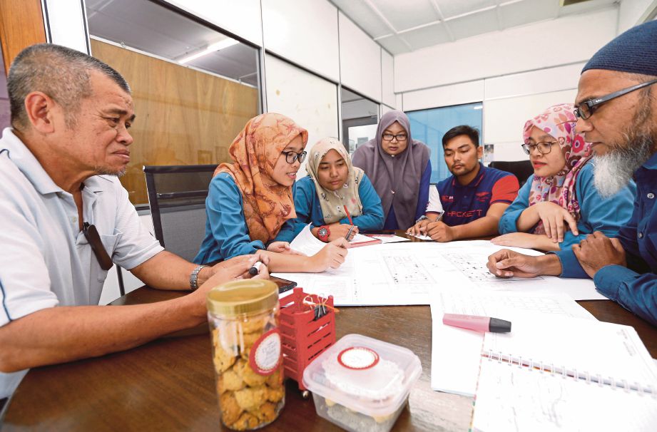 MESYUARAT dan perbincangan projek sentiasa Ainul Asyhra (dua dari kiri) laksanakan. FOTO Supian Ahmad
