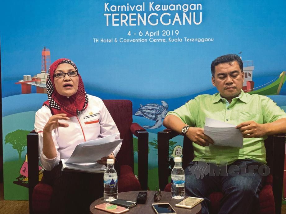NORIZAN (kiri) dan Ketua Pegawai Operasi Takaful Ikhlas Family Berhad Nazrul Hisham Abdul Halim di taklimat media sempena Karnival Kewangan Terengganu.