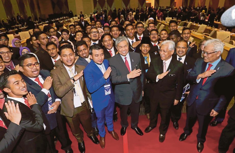 AHMAD Zahid  dan  Idris  bergambar bersama wakil majlis perwakilan pelajar selepas mesyuarat MPPK 2017 di  Putrajaya, semalam.
