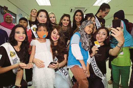  PESERTA Miss Tourism World 2015 bermesra dengan kanak-kanak di pejabat NCSM, semalam.