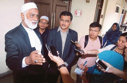 ISZUREE (tiga dari kiri) bersama  peguamnya, Mohd Haris  (kiri) ketika ditemuramah  di Mahkamah Tinggi Pulau Pinang, semalam. 