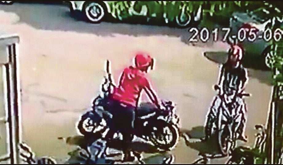 RAKAMAN CCTV   sebuah premis  menunjukkan suspek menolak motosikal mangsa sebelum dilarikan. 
