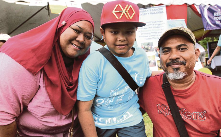 Muhammad Alif Zikri ditemani  ibu dan bapanya dalam program larian amal.