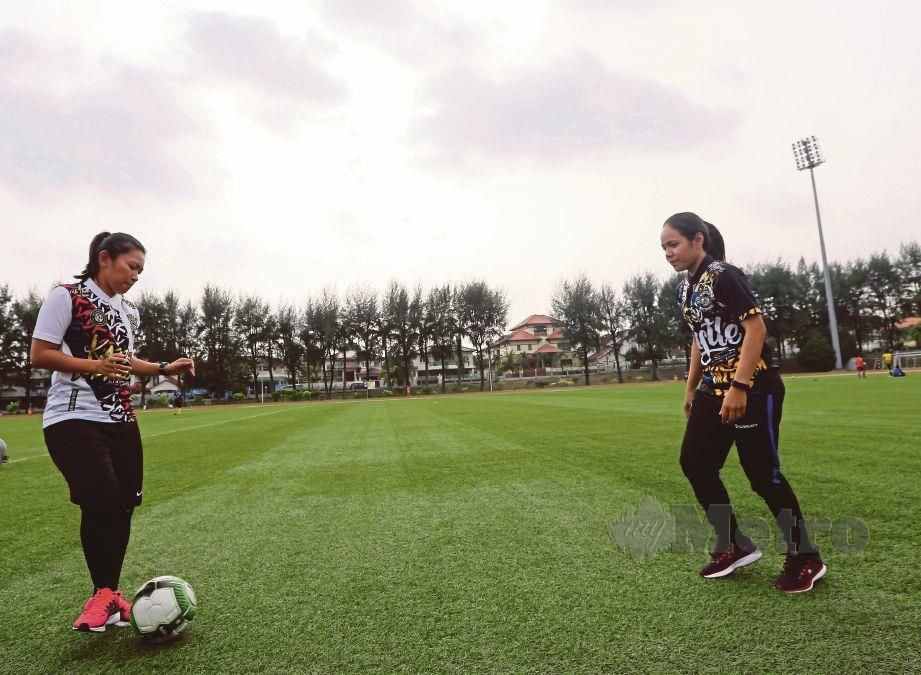 FATIN (kanan)  berlatih bersama rakan pasukan kebangsaan, Nur Shazreen Munazli. FOTO Owee Ah Chun 