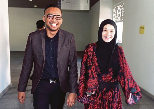 ADIRA bersama Adenan hadir ke Mahkamah Tinggi Syariah Kuala Lumpur bagi pengesahan nikah.