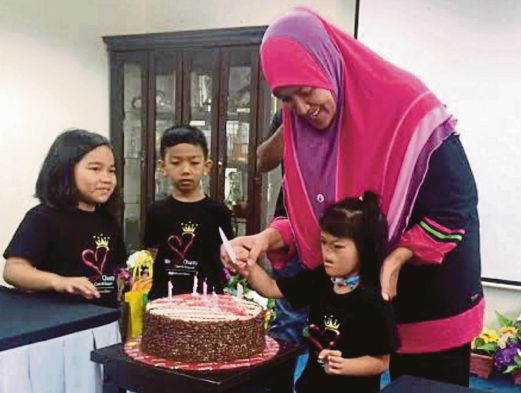 LINA menemani anaknya memotong kek di Wad Pediatrik Hospital Pakar KPJ Puteri Johor Bahru, kelmarin.