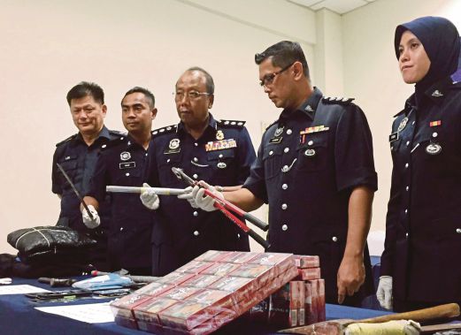  MEGAT Mohd Aminuddin   (tengah) menunjukkan barangan yang dirampas. 