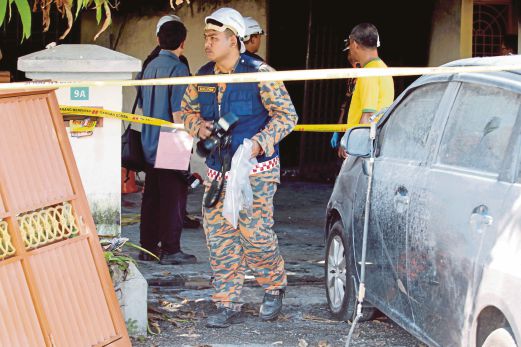 ANGGOTA forensik bomba menyiasat lokasi kebakaran rumah dua tingkat di Hala Bekor 2, Taman Pertama, awal pagi semalam.
