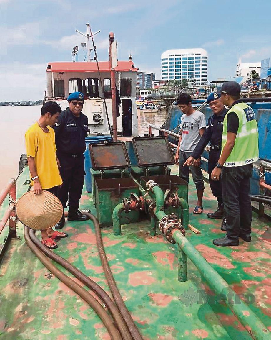 PASUKAN PPM Wilayah 5 Sibu menahan sebuah kapal membawa minyak diesel dipercayai tanpa lesen atau permit sah di perairan Sungai Antu, Batang Igan, Sibu.