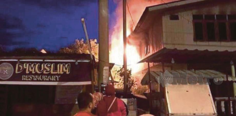 API marak membakar bahagian belakang tingkat atas kediaman warga emas  di Kampung Simpang Tok Ku.