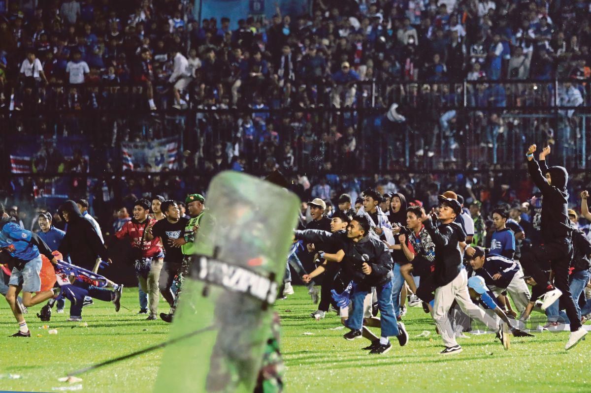 LEBIH seratus nyawa terkorban apabila penyokong pasukan bola sepak menyerbu padang Stadium Kanjuruhan di Malang, Indonesia.