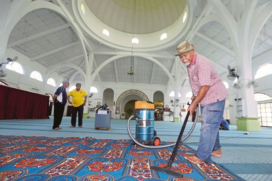 PENDUDUK kampung membersihkan ruangan masjid bagi program TKHM di Masjid Jamek Al-Irsyad,  Desa Paya Mengkuang, Gelang Patah.