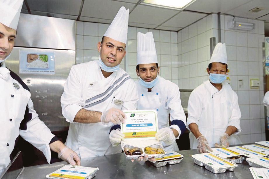 Petugas katering menyediakan makanan untuk diagihkan kepada jemaah Tabung Haji.