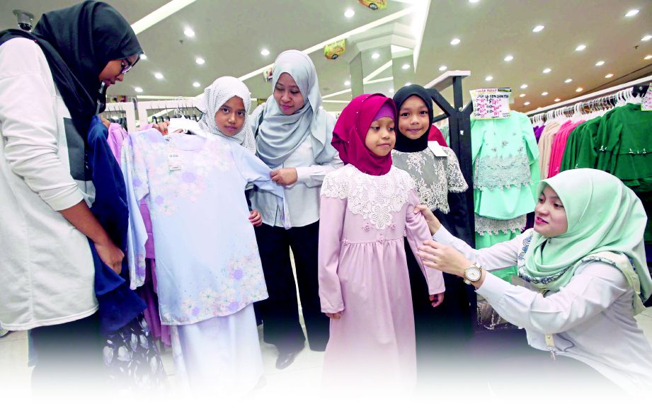 KAKITANGAN KOPETRO membantu memilih baju penghuni Rumah Anak Yatim Ummi Selangor.