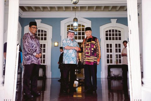 SULTAN Johor Sultan Ibrahim Iskandar bersama Ahmad Zahid dan Mohamed Khaled Nordin (kiri) di pekarangan istana selepas berkenan menerima menghadap di Istana Pasir Pelangi, semalam.