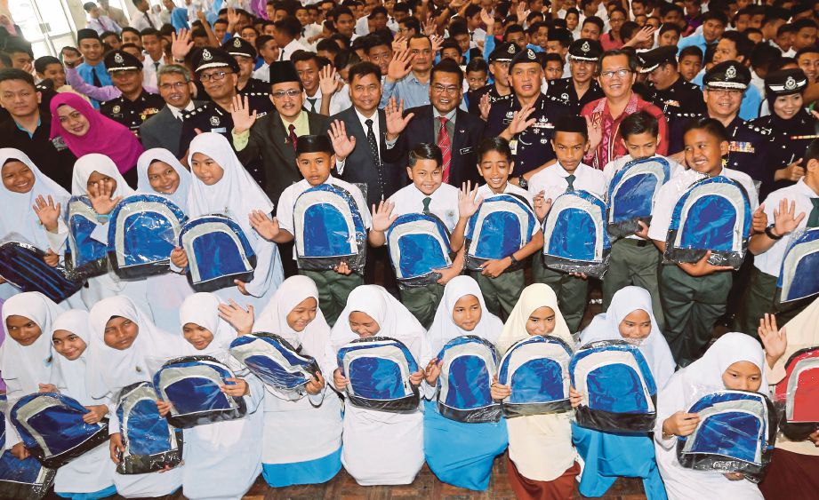 A Latiff (tengah)   bersama pelajar sekolah selepas menyampaikan beg dan hadiah kecermerlangan pada majlis Hadiah Kasih Sayang Bag2School di Sekolah Menengah Kebangsaan Belara, Manir. 