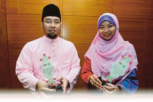 WAN Ainuddin Hilmi dan Nor Azrah pada Majlis Penutup dan Penyampaian Hadiah Tilawah dan Menghafaz Al-Quran Peringkat Antarabangsa ke-58. 