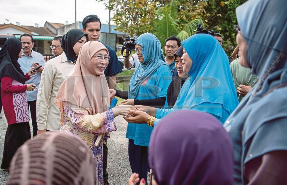  DR Wan Azizah bersalaman dengan  penduduk yang hadir  program Karnival Mini Keluarga Bestari  di Taman Intan Perdana, Telok Kemang.