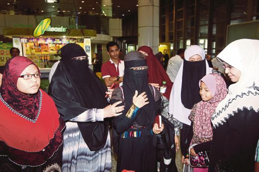 SEBAHAGIAN daripada rakyat Malaysia yang dibawa pulang tiba di Lapangan Terbang Antarabangsa Kuala Lumpur, semalam.