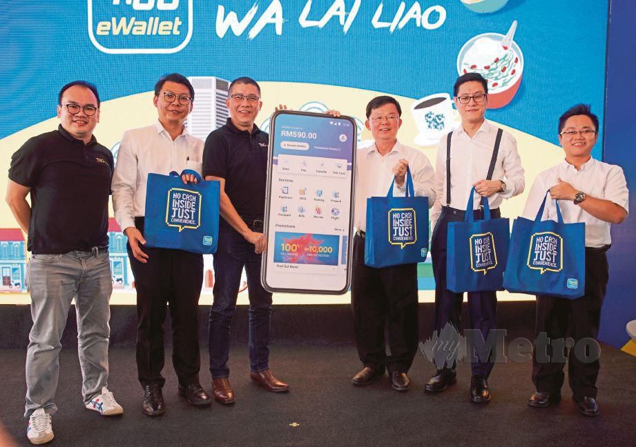 ONG (tiga dari kiri) bersama Chow (tiga dari kanan) pada majlis pelancaran perkhidmatan dompet elektronik (e-dompet),  Touch ‘n Go eWallet.