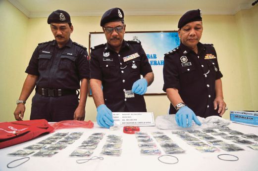 ABD Rahim (tengah) memeriksa peket heroin dan syabu yang dirampas dalam Ops Tapis.