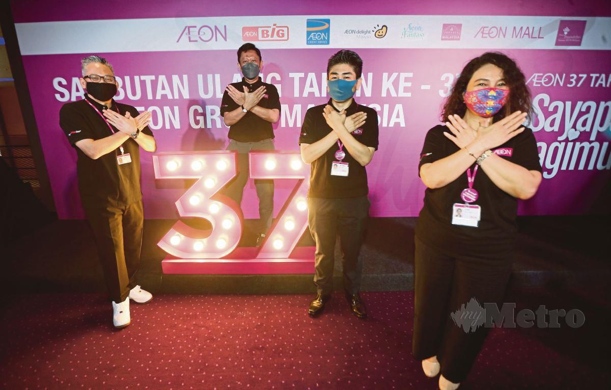  SHAFIE (dua dari kiri) pada pelancaran Lebarkan Sayap Bersama Aeon sempena sambutan ulang tahun AEON Group Malaysia ke-37  di Aeon Setiawangsa. - Gambar NSTP/ROHANIS SHUKRI