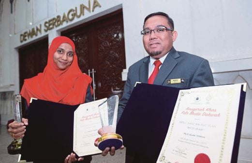 ABDUL Hafiz (kanan) dan Norshahida sempena Majlis Graduasi dan Penyampaian Watikah Felo Muda Dakwah (FMD) di Dewan Serbaguna Masjid Wilayah Kuala Lumpur.