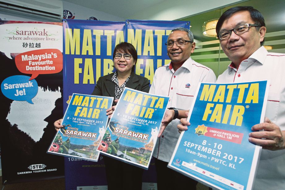MARY,  Mohd Akil (tengah)  dan Phua menunjukkan risalah MATTA Fair.