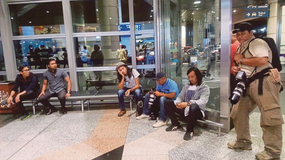 SEBAHAGIAN daripada wartawan dan jurugambar pelbagai agensi menunggu ketibaan Selva di KLIA.