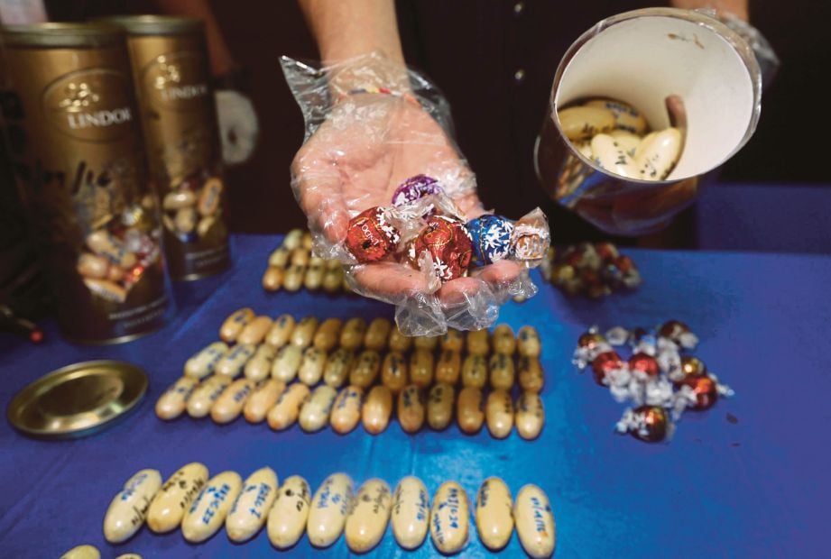  Dadah jenis kokain yang disorok di dalam plastik coklat yang dirampas.